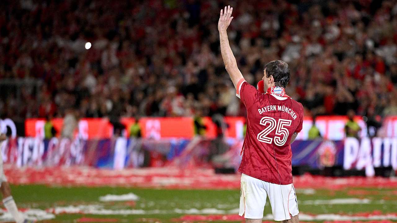 Thomas Müller verabschiedet sich nach dem Bundesliga-Spiel gegen Mönchengladbach von den FC Bayern-Fans.