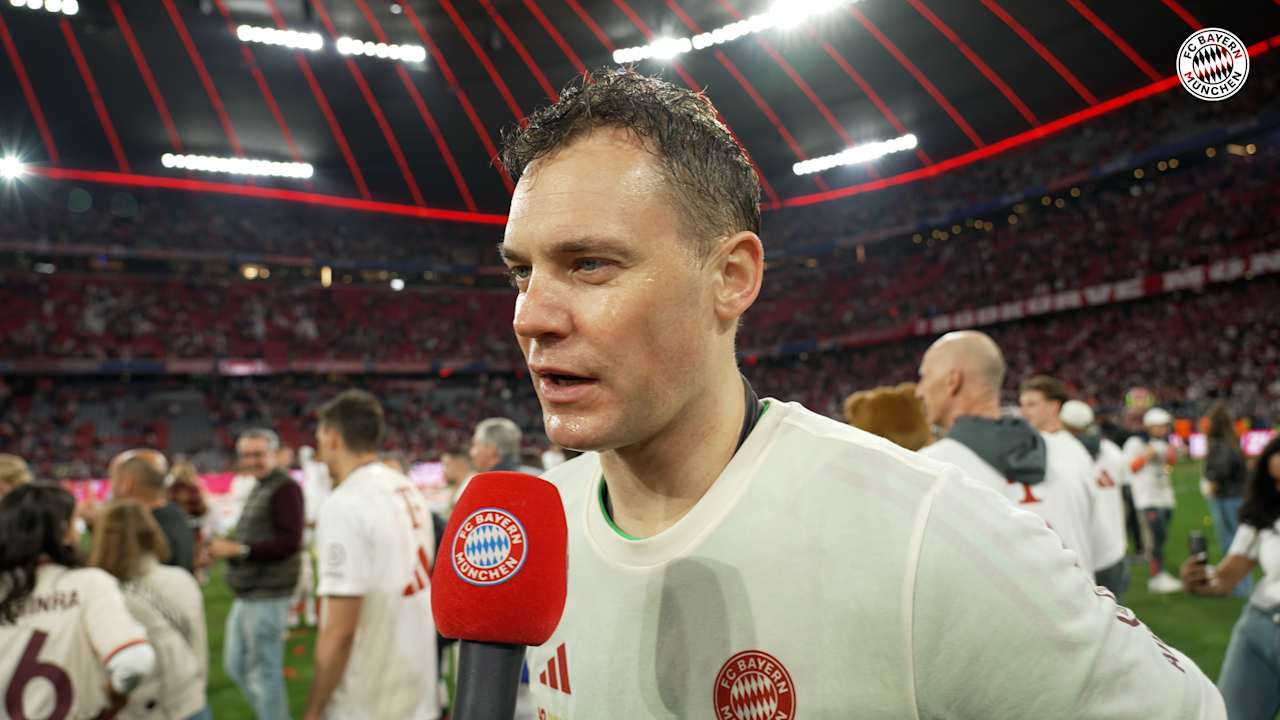 Manuel Neuer spricht im Interview auf dem Rasen der Allianz Arena