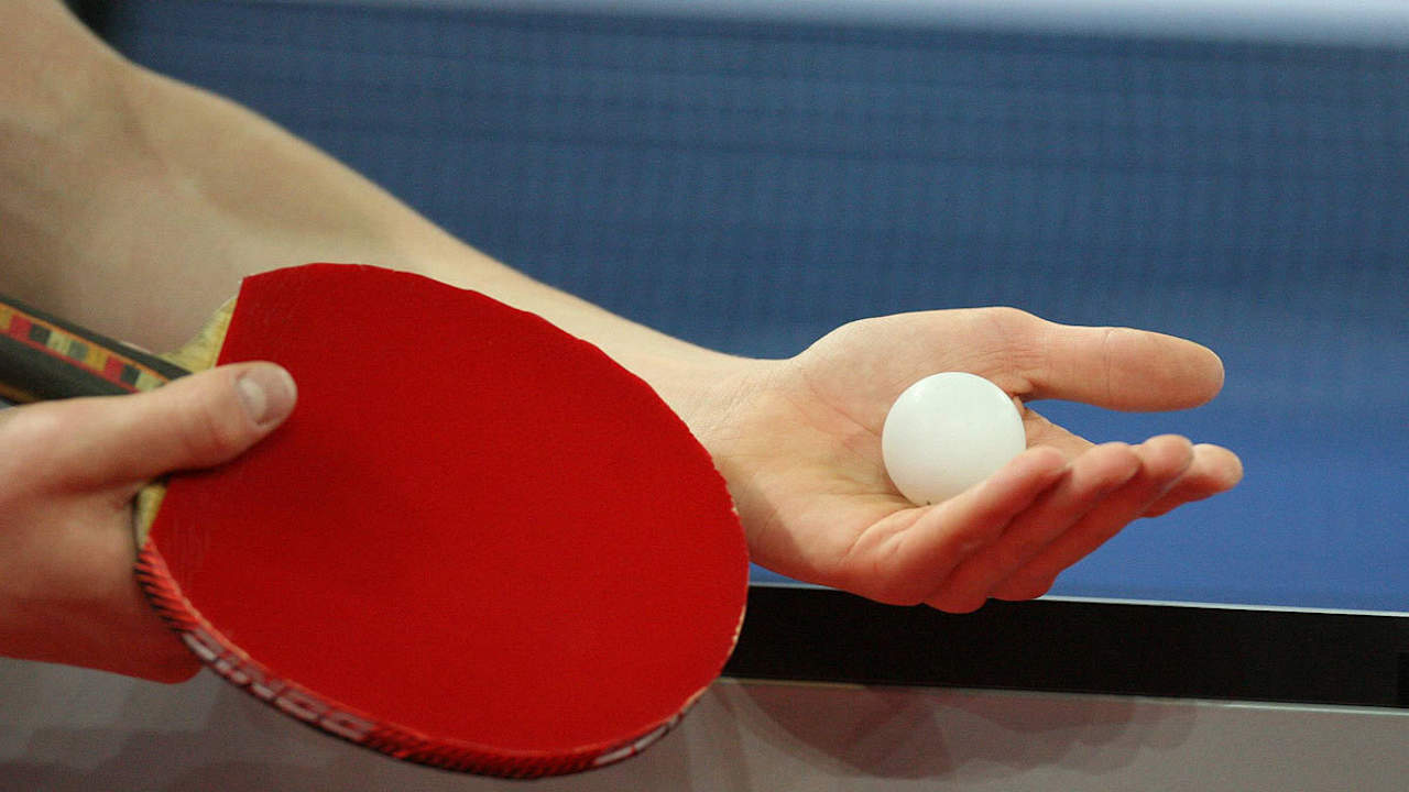 Tischtennisschläger mit Ball