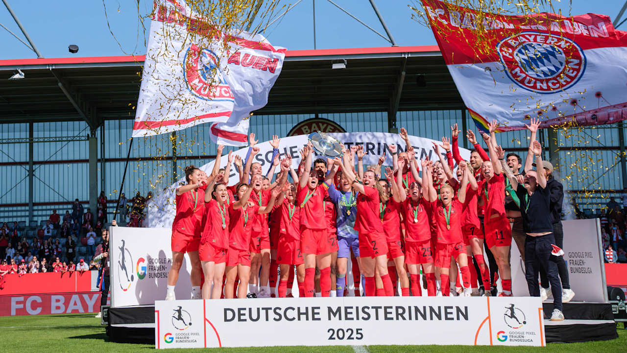 FC Bayern Frauen bekommen die Meisterschale überreicht und recken sie in die Luft