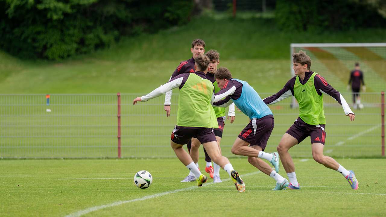 Die FC Bayern Amateure beim Training.