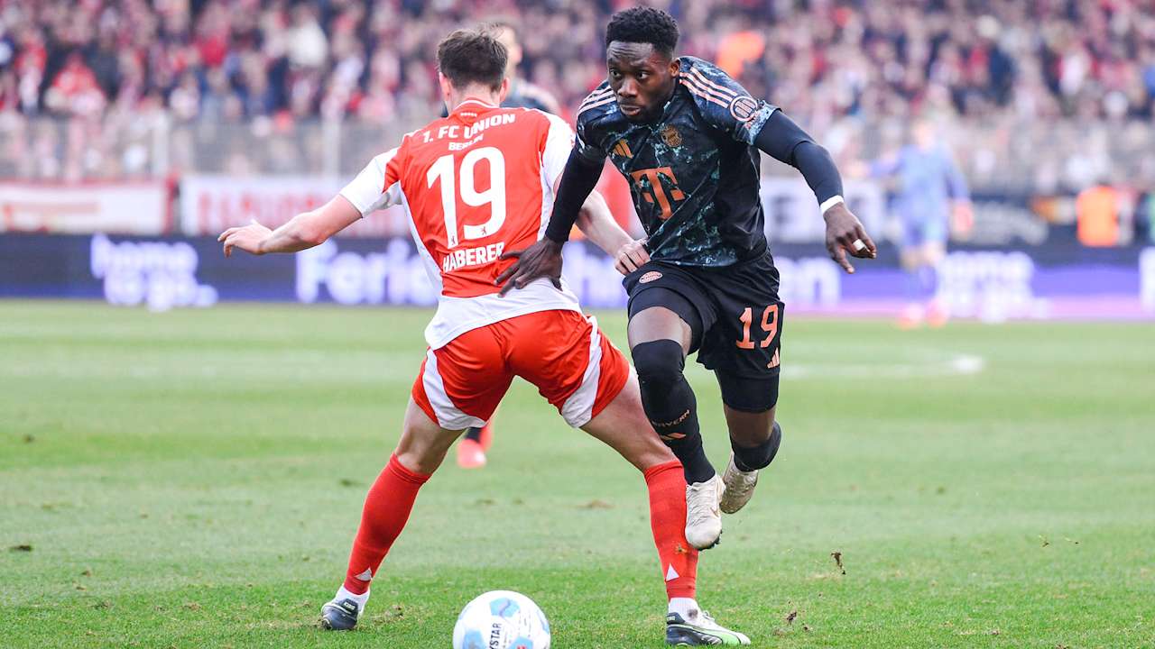 Alphonso Davies spielt einen Ball an Janik Haberer vorbei.
