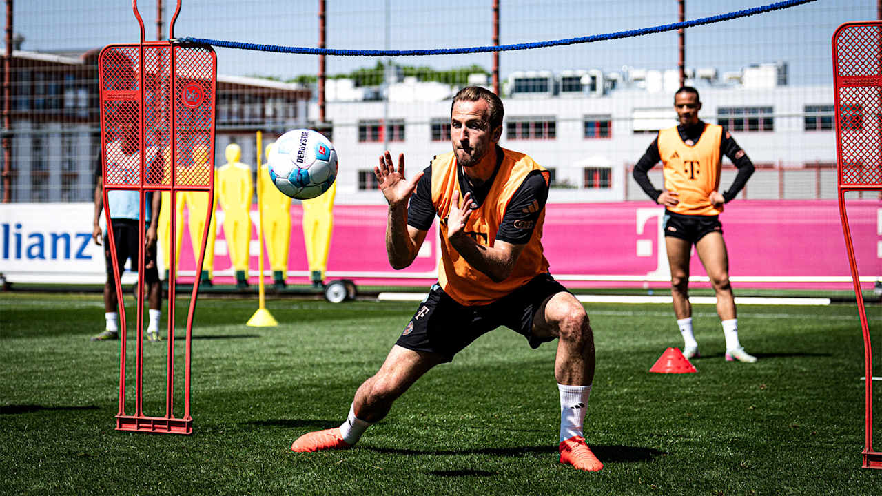 Harry Kane probiert sich im Training des FC Bayern als Torwart