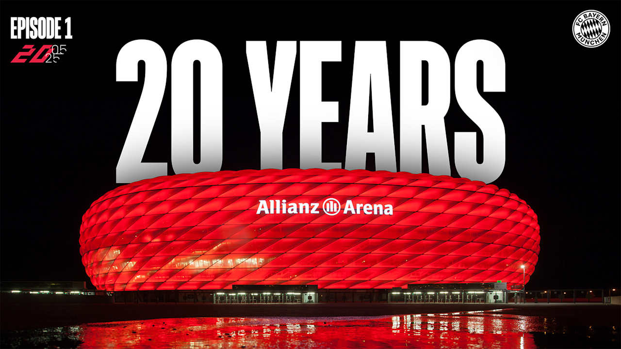 Schriftzug 20 Years über der rot erleuchteten Allianz Arena
