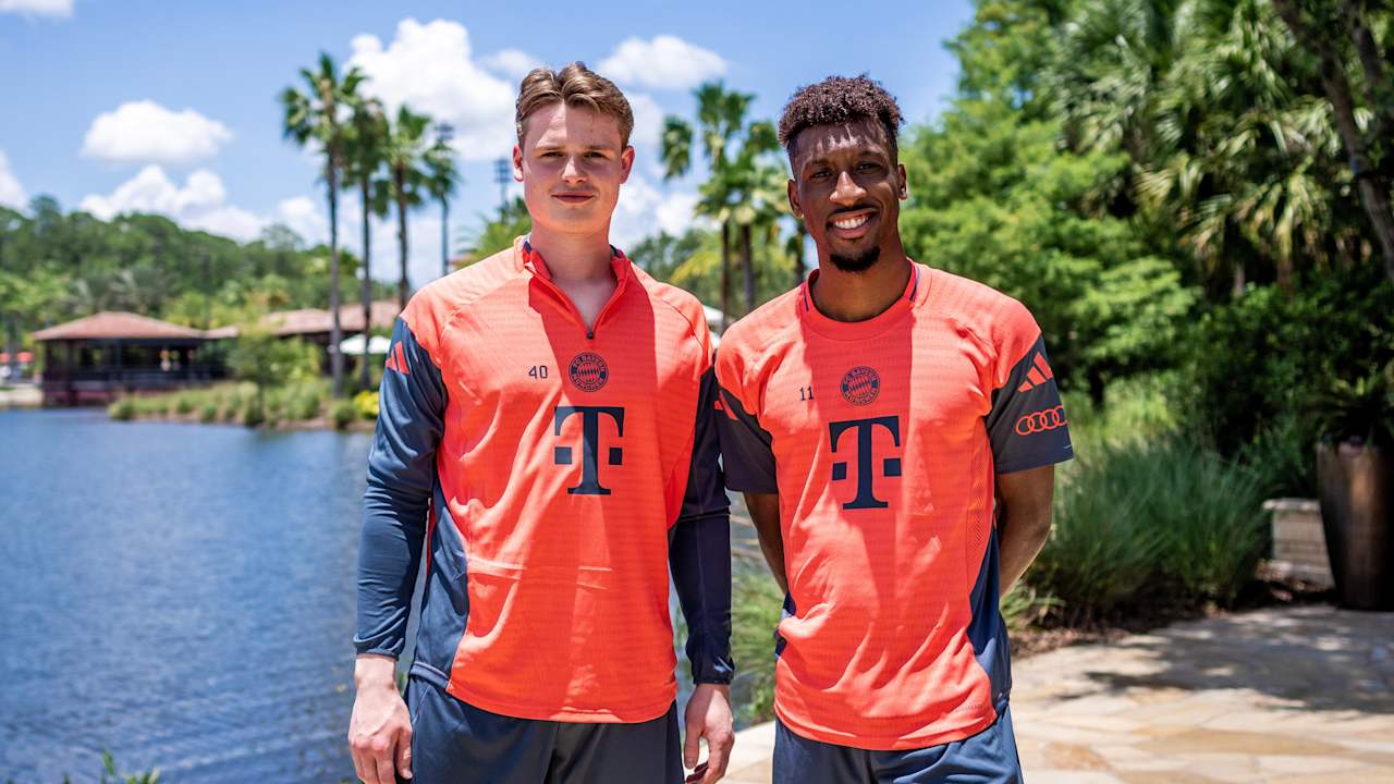 Jonas Urbig und Kingsley Coman vor dem Base Camp des FC Bayern bei der Klub-Weltmeisterschaft