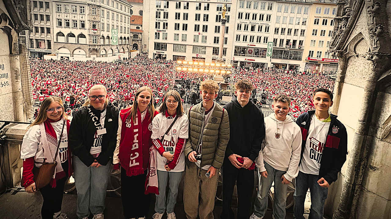 Mit dem FC Bayern TEENS-Club auf dem Rathausbalkon bei der Meisterfeier
