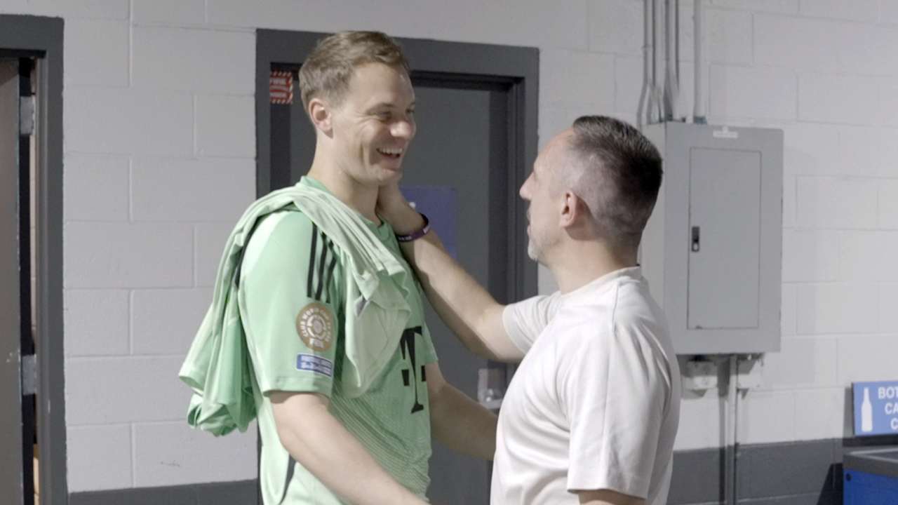 Manuel Neuer begrüßt Franck Ribéry und lacht