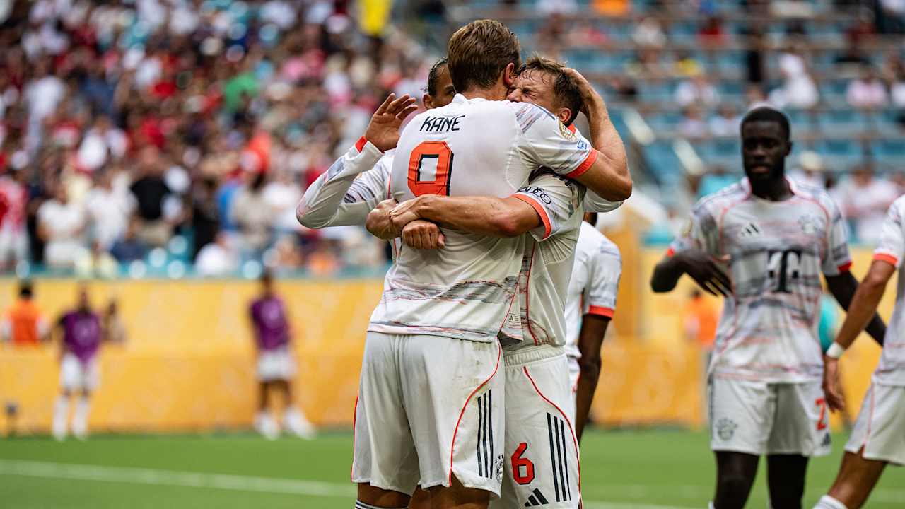 Joshua Kimmich und Harry Kane umarmen sich nach dem 4:2 des FC Bayern gegen Flamengo