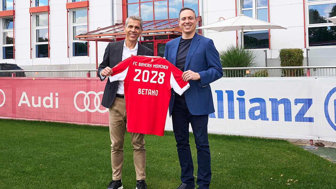 Die Vorstände Michael Diederich und George Daskalakis halten ein Trikot des FC Bayern zur Partnerschaft mit Betano hoch.