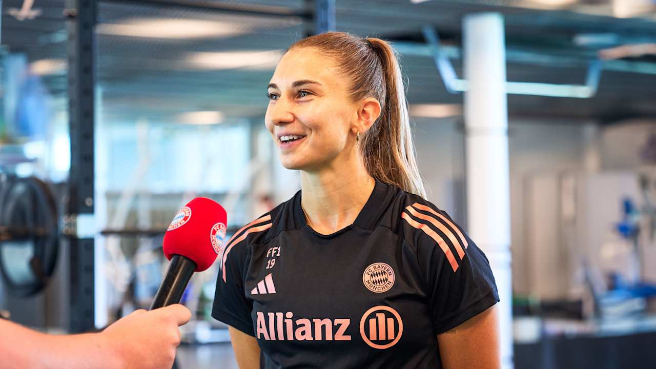 Katharina Naschenweng im Interview nach der Leistungsdiagnostik am FC Bayern Campus.