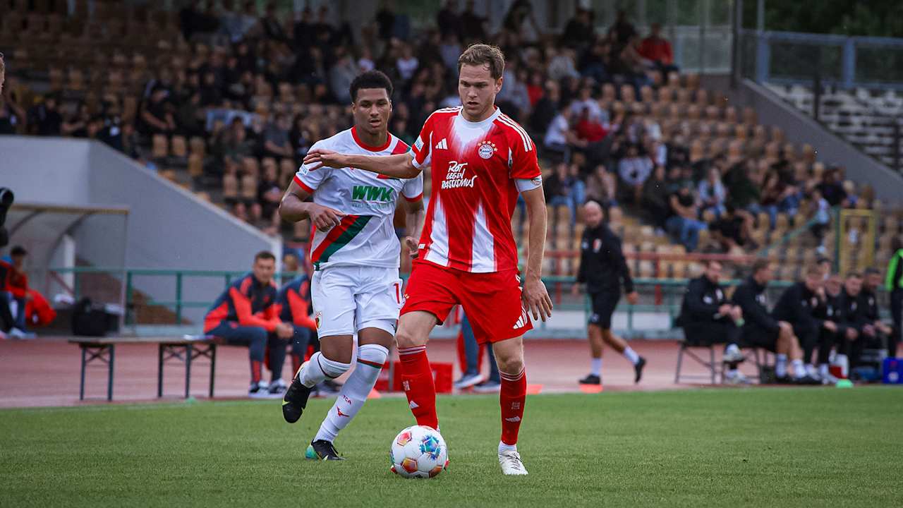 Benno Schmitz im Zweikampf im Spiel der FC Bayern Amateure beim FC Augsburg II