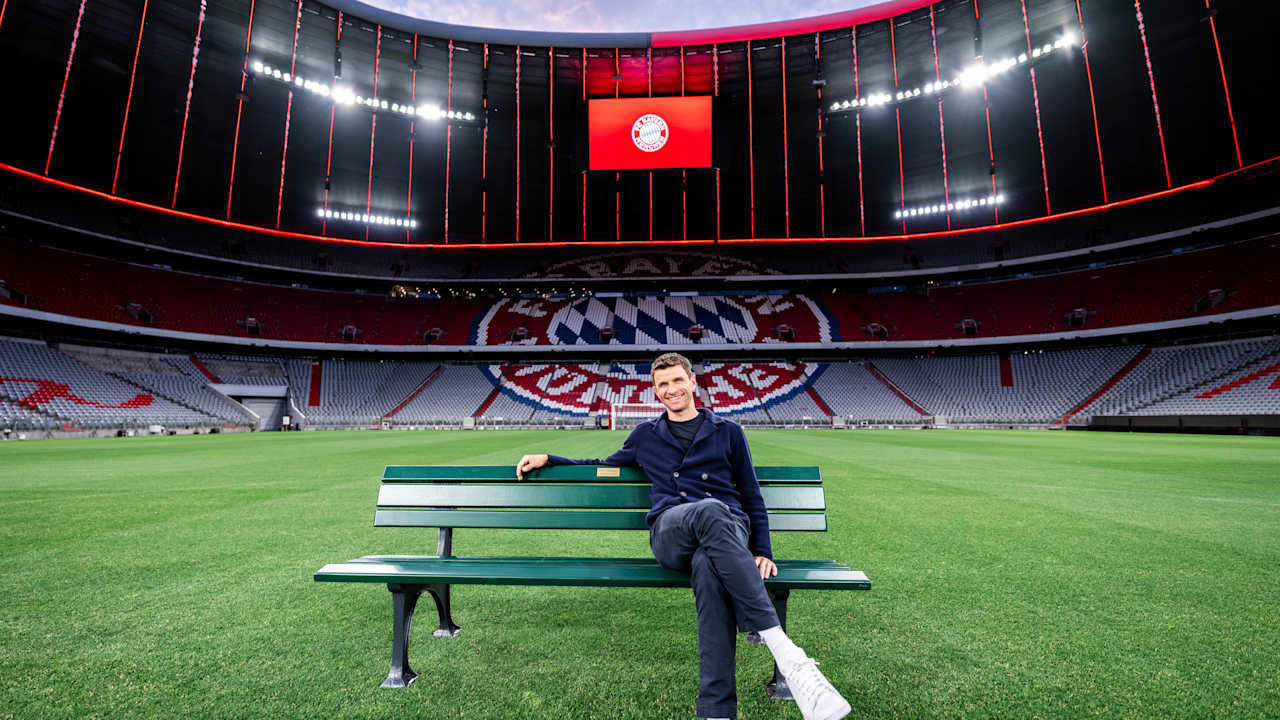 Thomas Müller auf einer Bank in der Allianz Arena