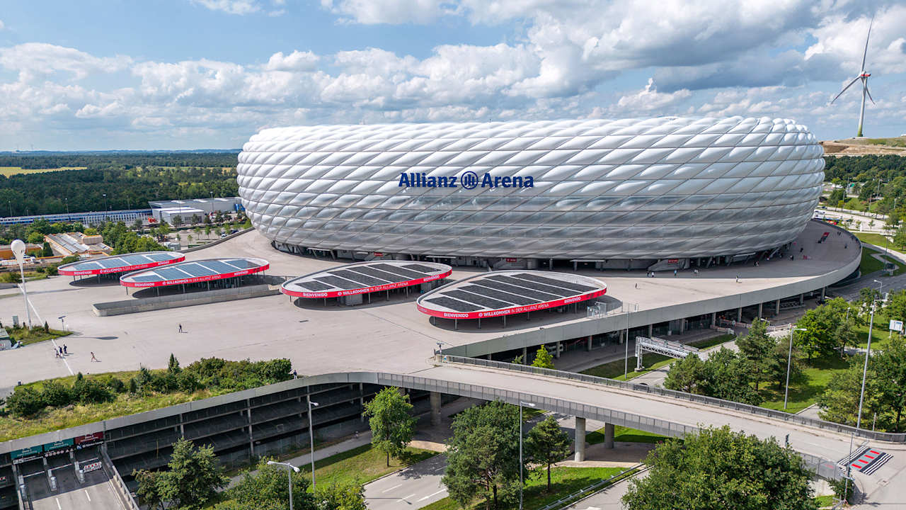 Luftaufnahme der Allianz Arena mit der Esplanade sowie Parkhäusern