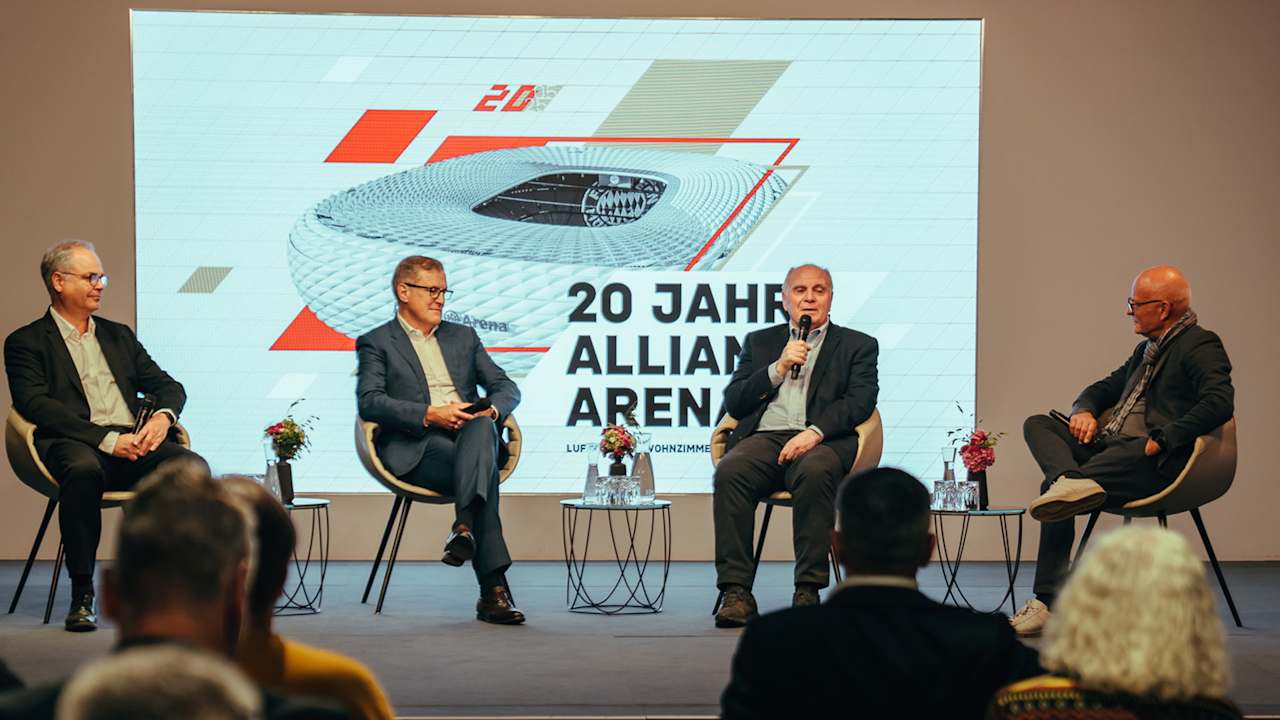 Podiumsgespräch mit Jürgen Muth (v.l.), Jan-Christian Dreesen und Uli Hoeneß bei der Eröffnung der Sonderausstellung im FC Bayern Museum: 20 Jahre Allianz Arena: Luftschloss, Wohnzimmer, Opernbühne