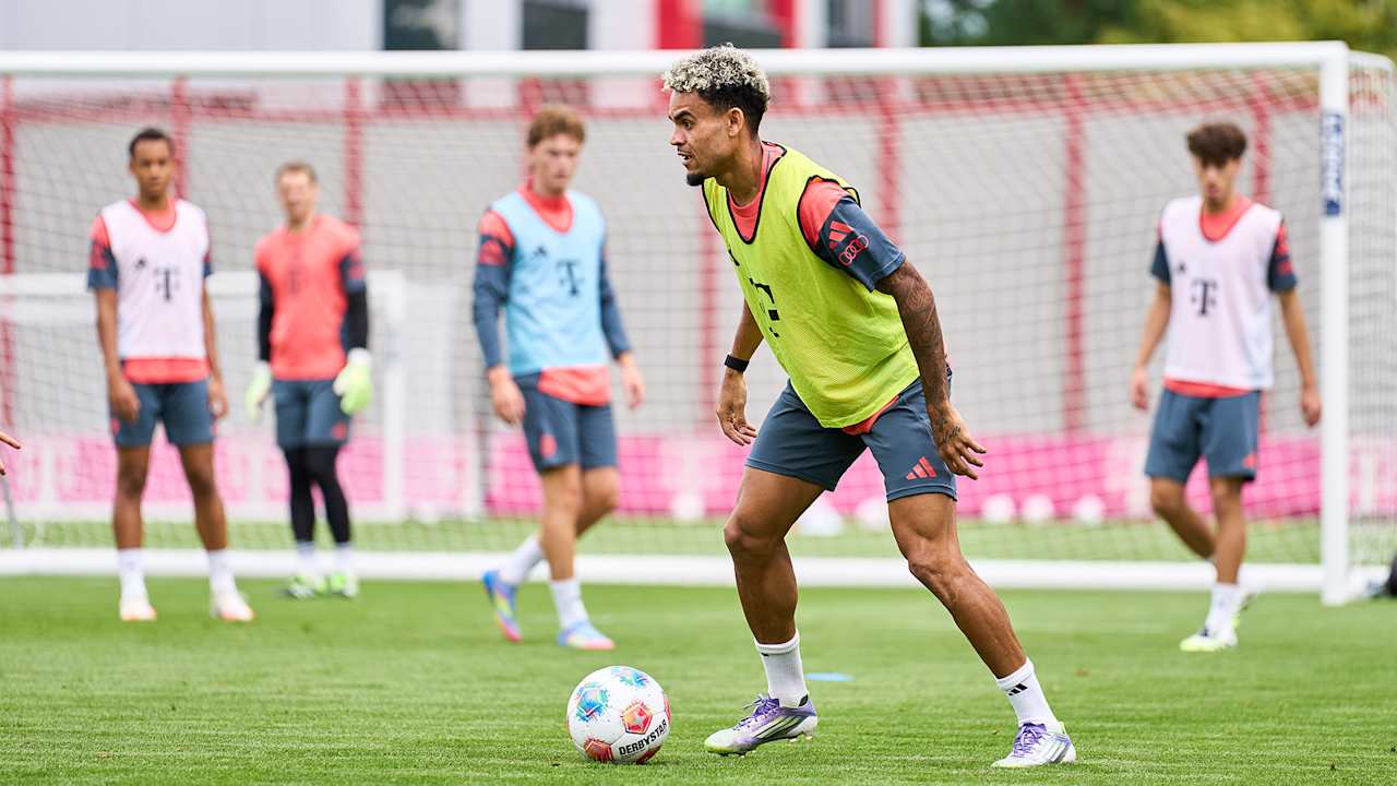 Luis Díaz mit dem Ball am Fuß im Training des FC Bayern.