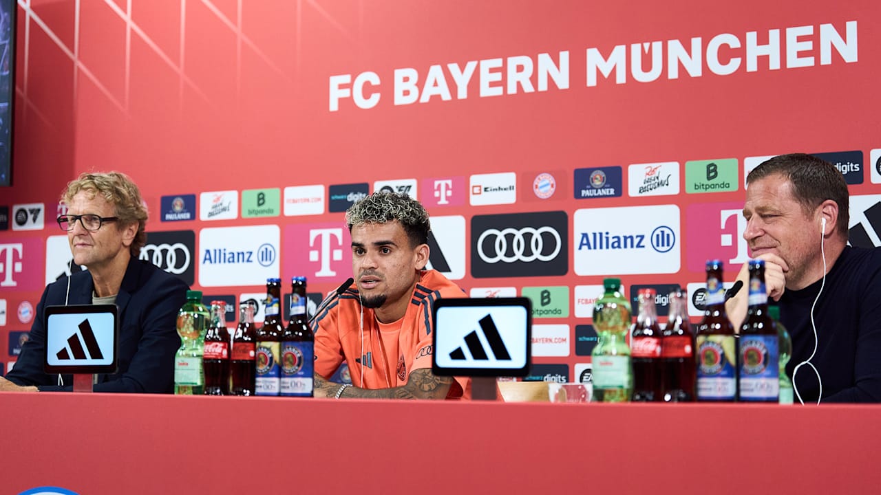 Dieter Nickles, Luis Díaz und Max Eberl bei der Vorstellungs-Pressekonferenz des Neuzugangs.