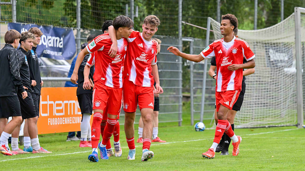 Die FCB-U19 feiert ein Tor.
