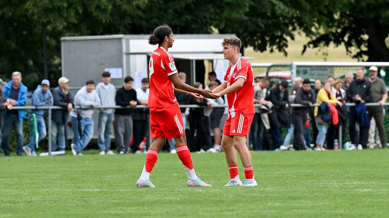 Noah Codjo-Evora und Moritz Göttlicher jubeln nach einem Tor.