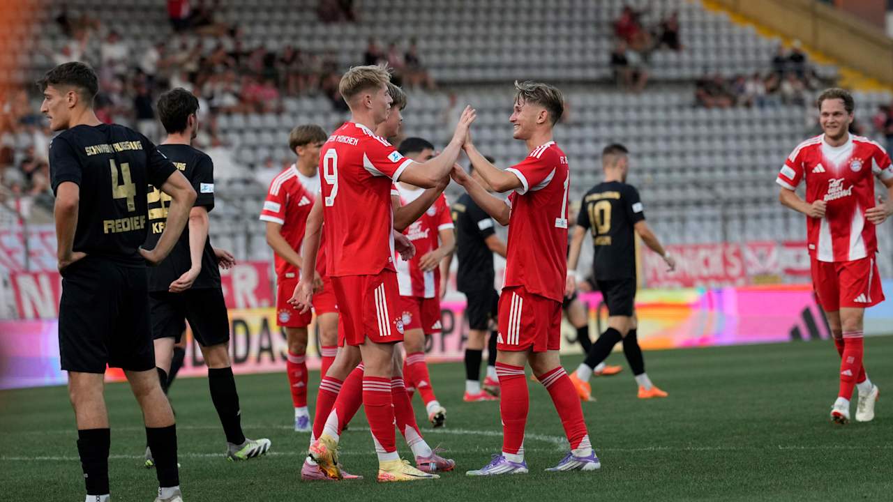 Die FC Bayern Amateure bejubeln einen Treffer im Heimspiel.