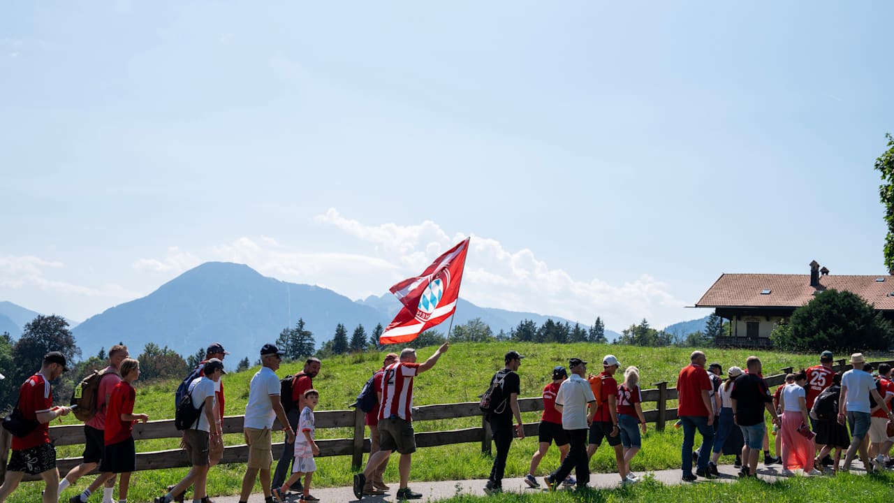 Der Aufstiegsmarsch des FC Bayern am Tegernsee