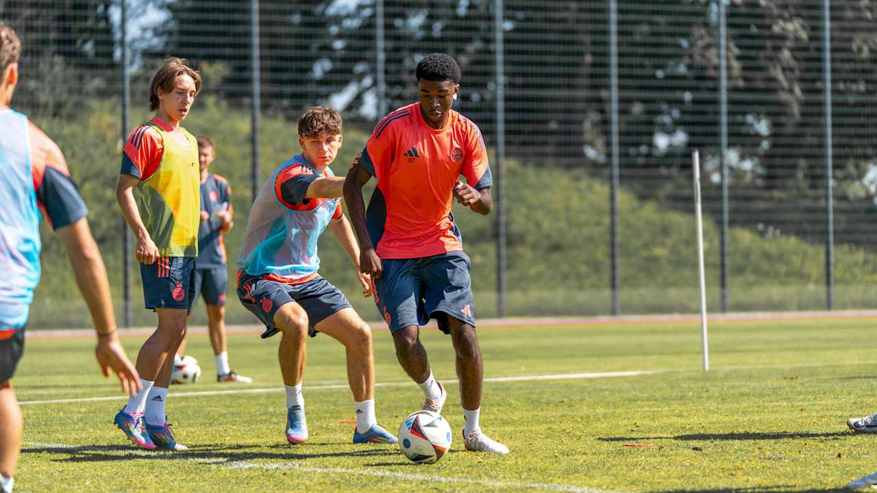 Allen Junior Lambe im Training der U19 des FC Bayern