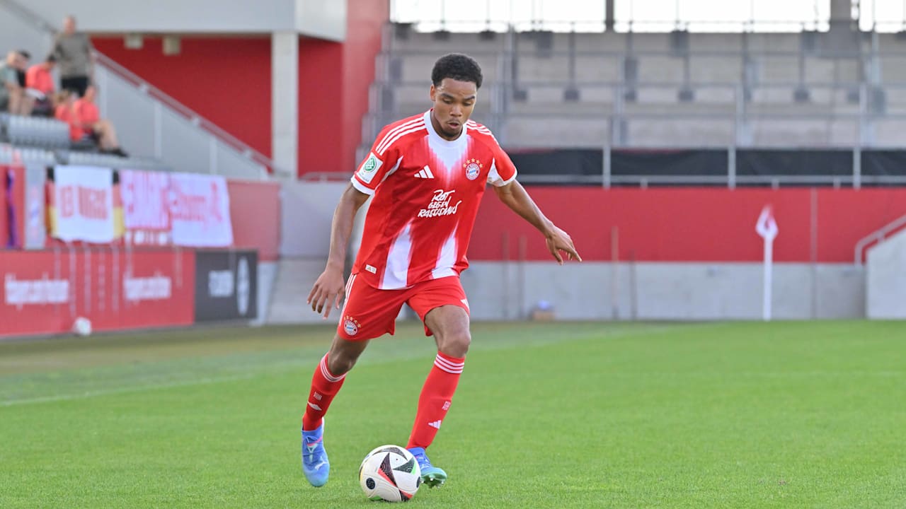 Chivano Wijks am Ball.