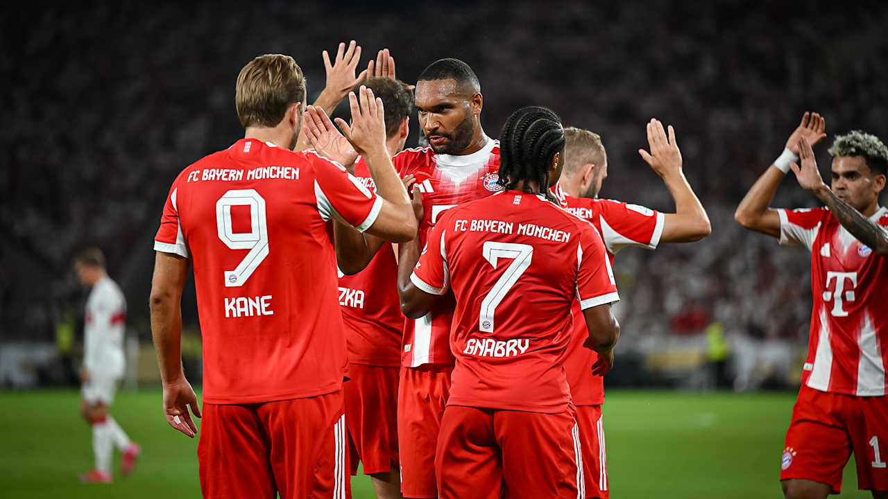 Harry Kane bejubelt mit seinen Teamkollegen den Treffer zum 1:0 während des Franz Beckenbauer-Supercup zwischen dem VfB Stuttgart und dem FC Bayern