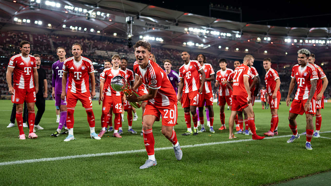 Tom Bischof vom FC Bayern jubelt mit der Supercup-Trophäe nach dem Spiel beim VfB Stuttgart.