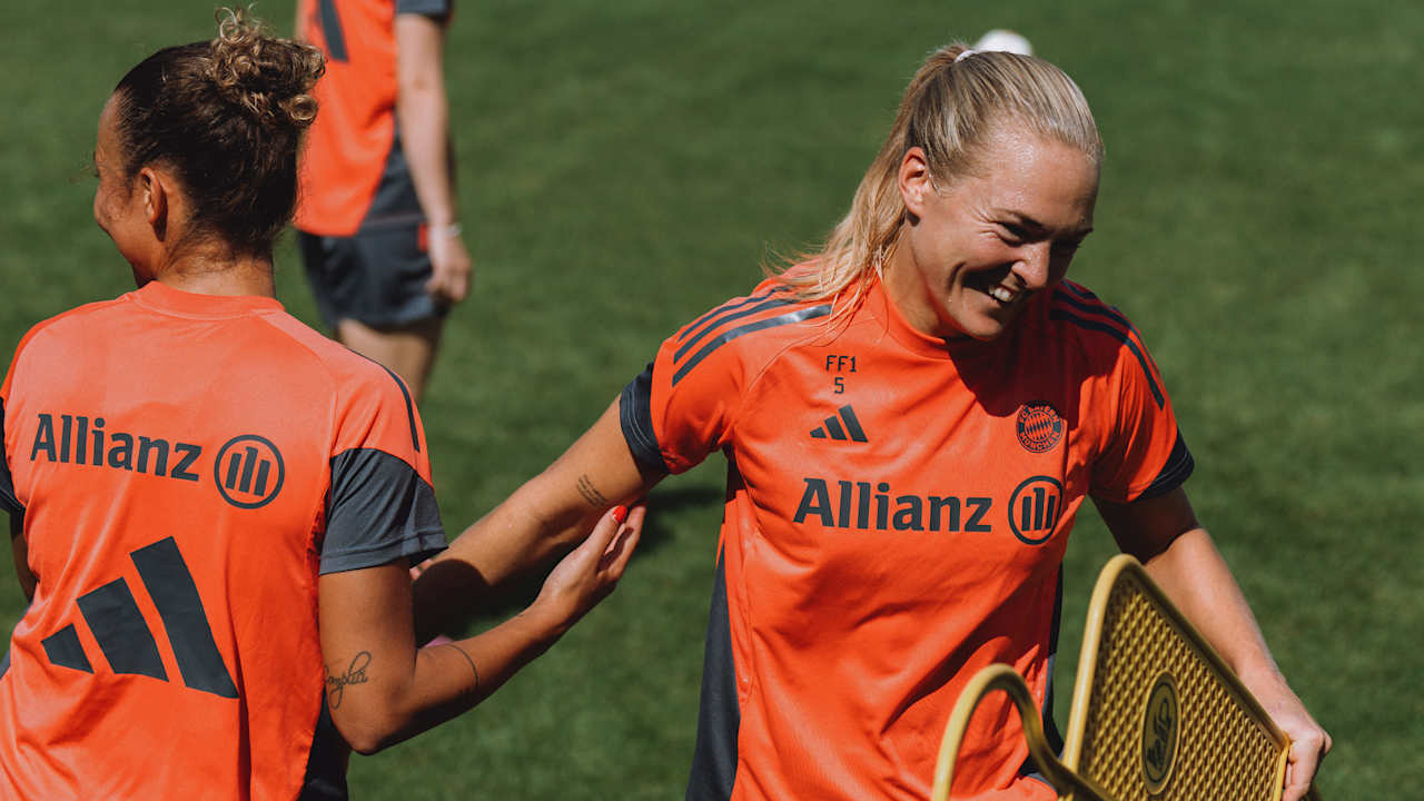 Magdalena Eriksson von den FC Bayern Frauen lachend im Training.
