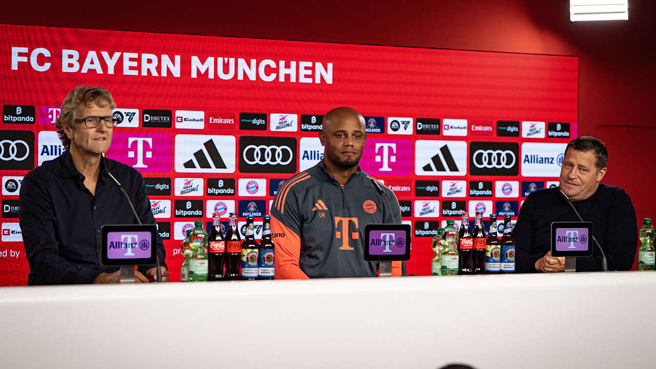 Dieter Nickles, Vincent Kompany und Max Eberl bei der PK vor dem Leipzig-Spiel.