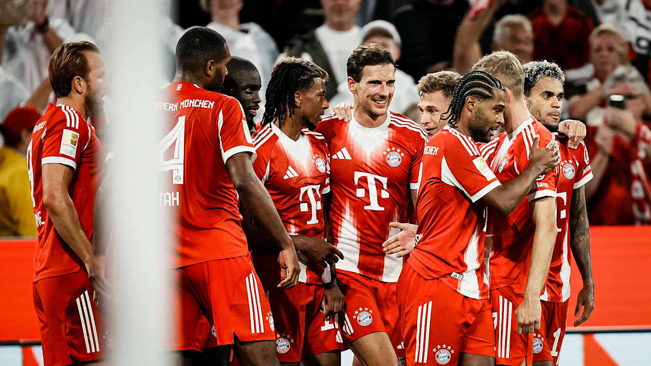 Michael Olise, Leon Goretzka und Co. jubeln während des Bundesligaauftakts zwischen dem FC Bayern und RB Leipzig