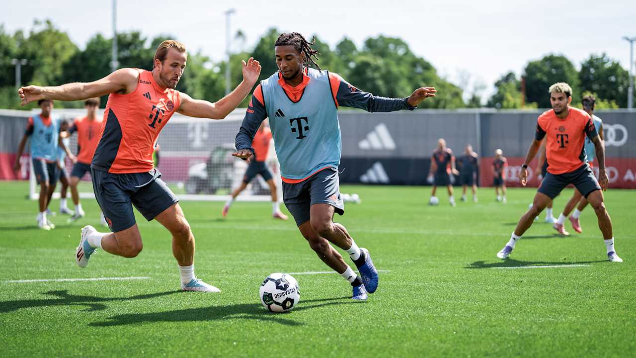 Michael Olise und Harry Kane im Zweikampf im Training des FC Bayern
