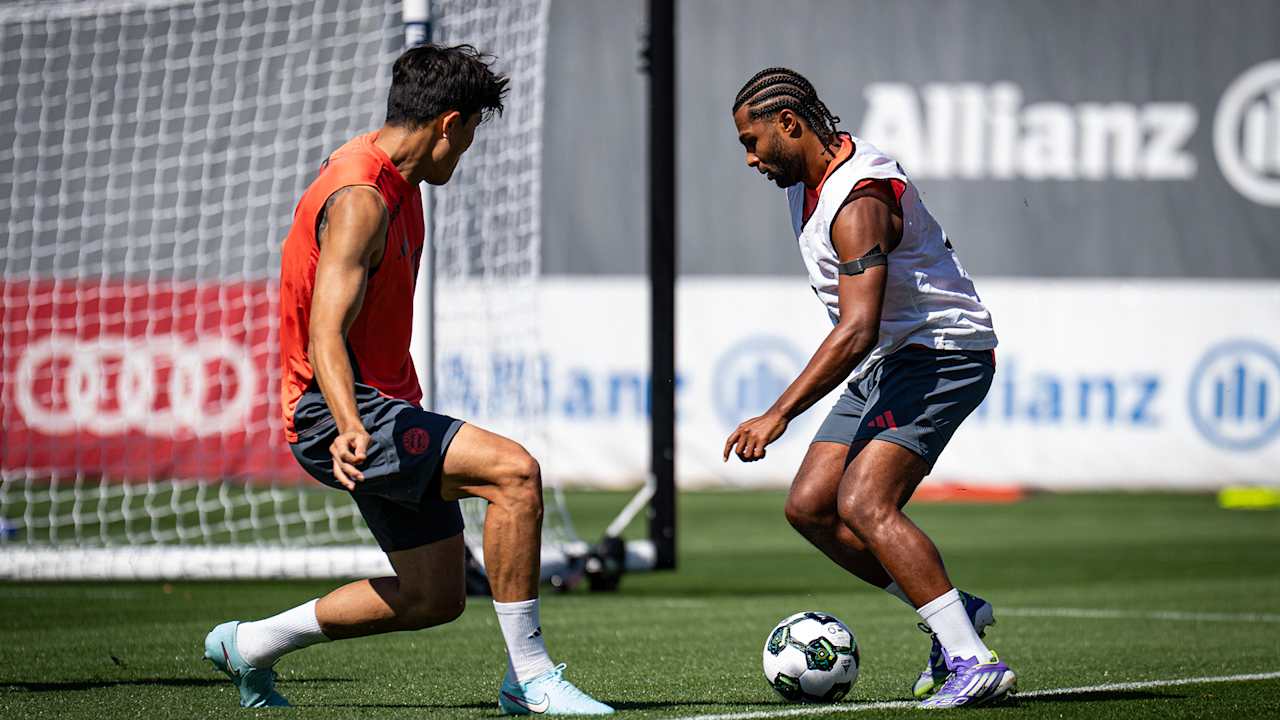 Serge Gnabry im Zweikampf mit Minjae Kim im Training des FC Bayern vor dem Pokalspiel in Wiesbaden.