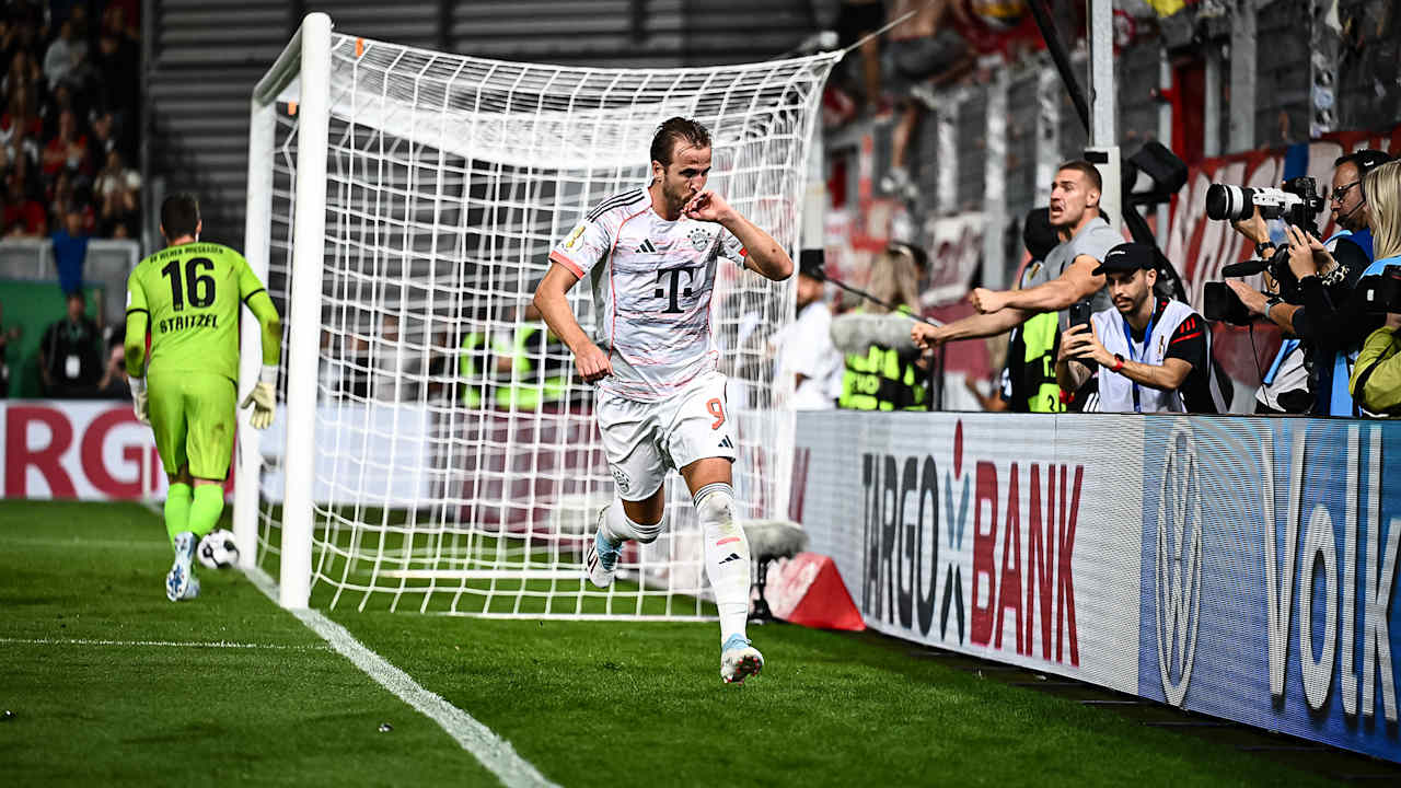 Harry Kane bejubelt den 3:2-Siegtreffer während des DFB-Pokalspiels des FC Bayern beim SV Wehen Wiesbaden