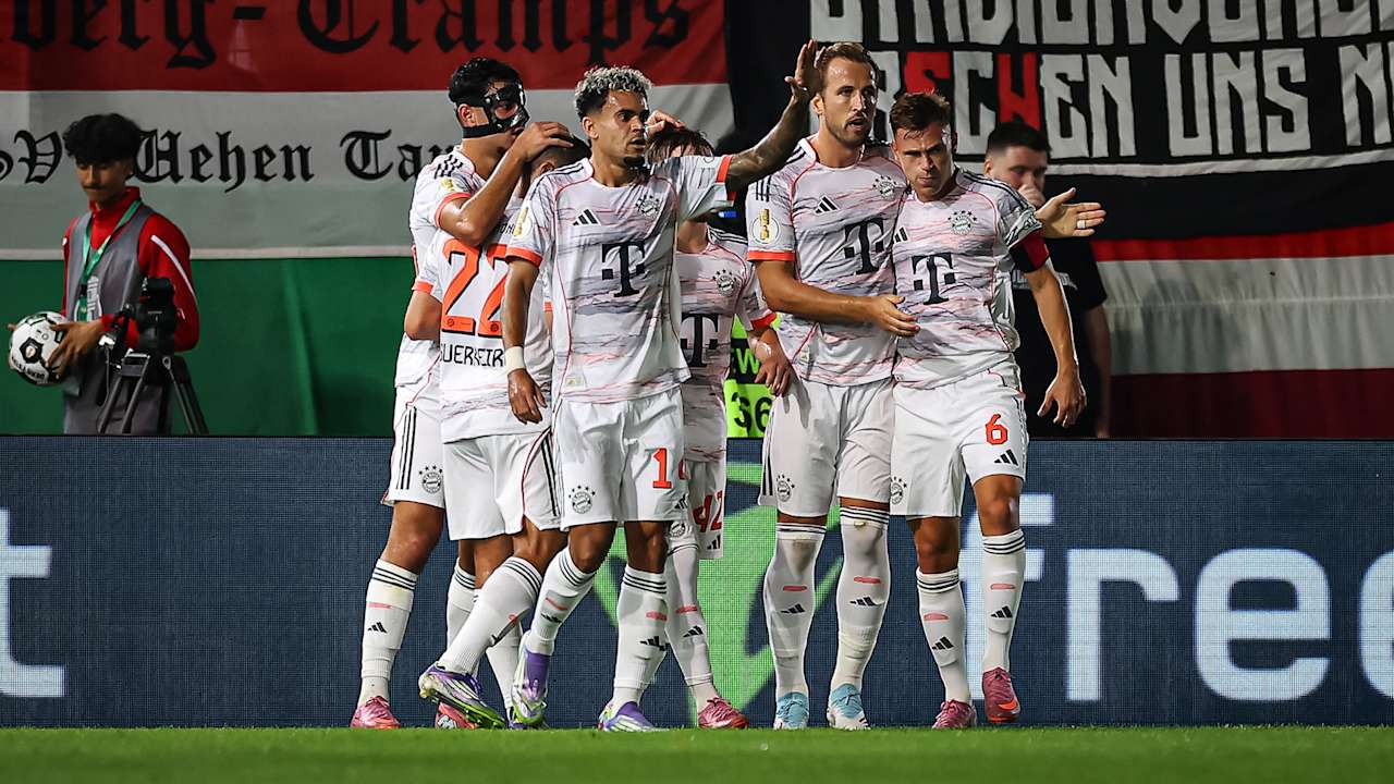 Harry Kane bejubelt zusammen mit seinen Mitspielern den Führungstreffer während des DFB-Pokalspiels des FC Bayern beim SV Wehen Wiesbaden
