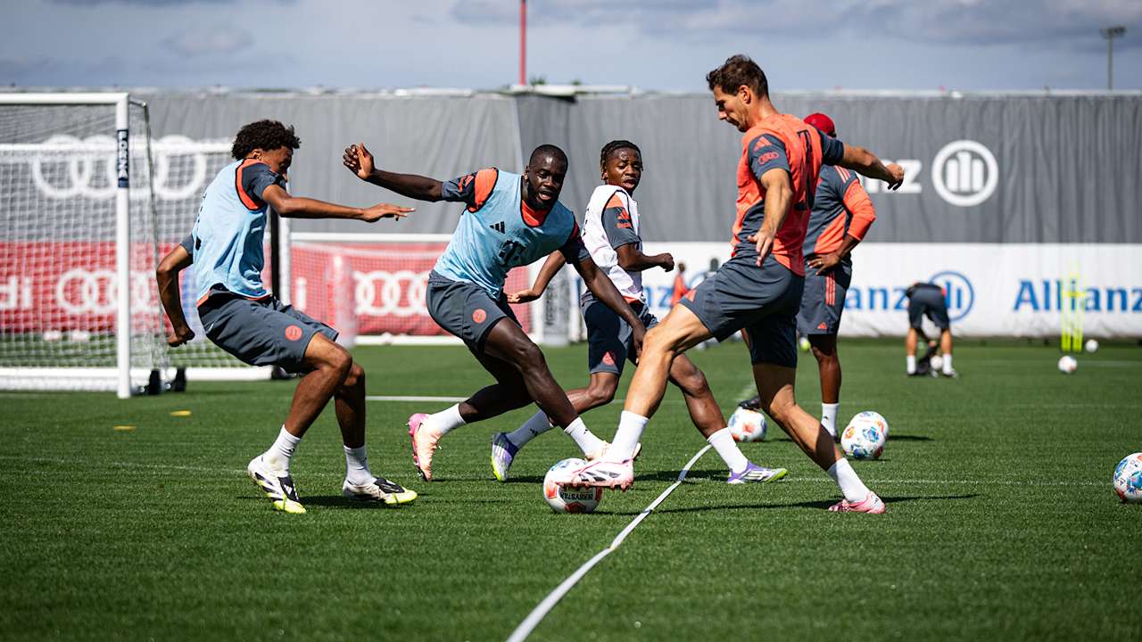 Leon Goretzka und Dayot Upamecano im Zweikampf im Training des FC Bayern