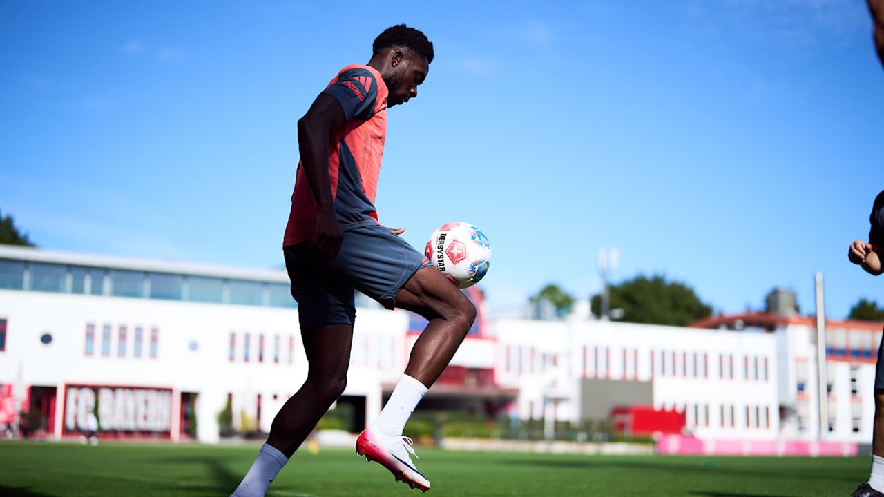 Alphonso Davies passt den Ball im Training des FC Bayern