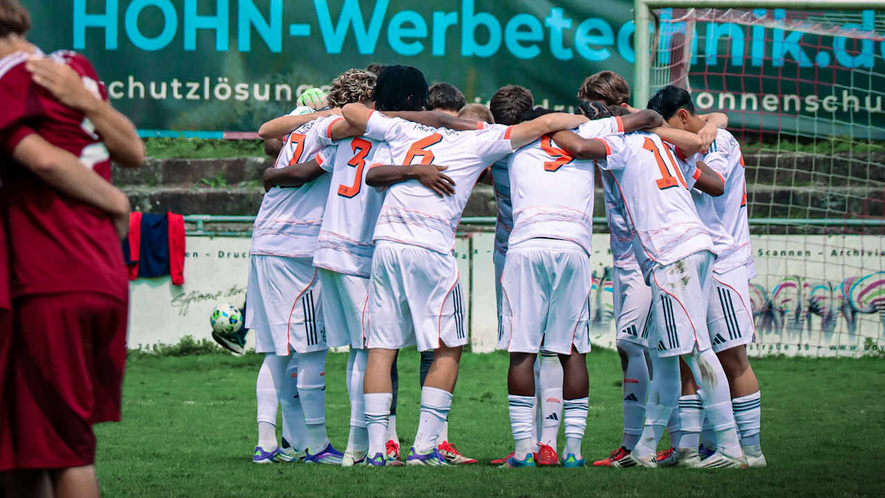 FC Bayern U17 macht einen Teamkreis vor dem Spiel.