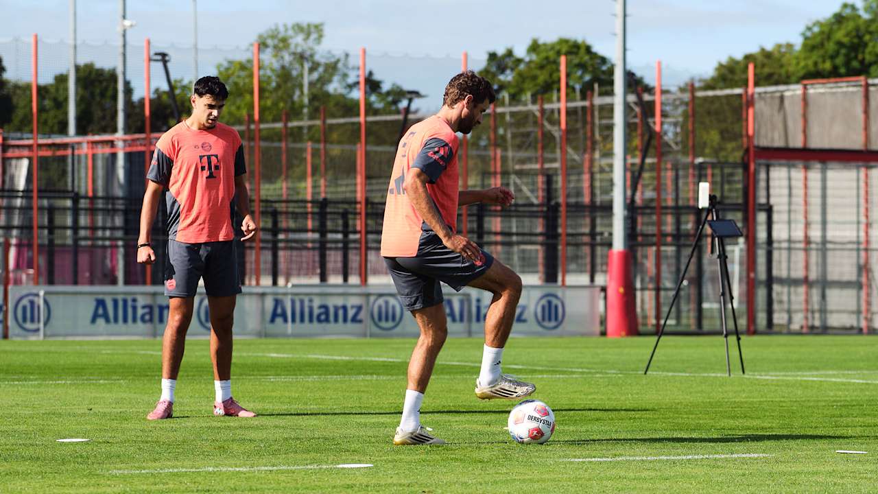 Aleksandar Pavlovic beobachtet Thomas Müller während einer Trainingsübung