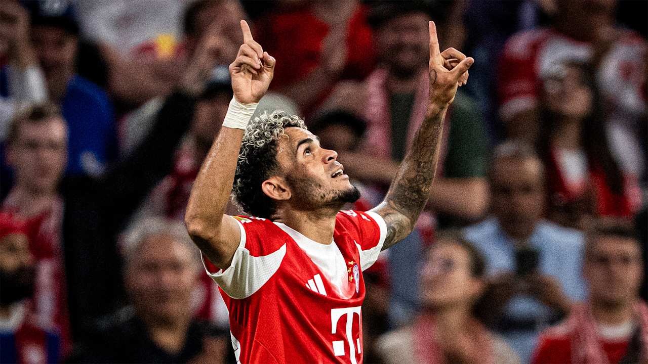 Luis Díaz looking up after scoring for FC Bayern.
