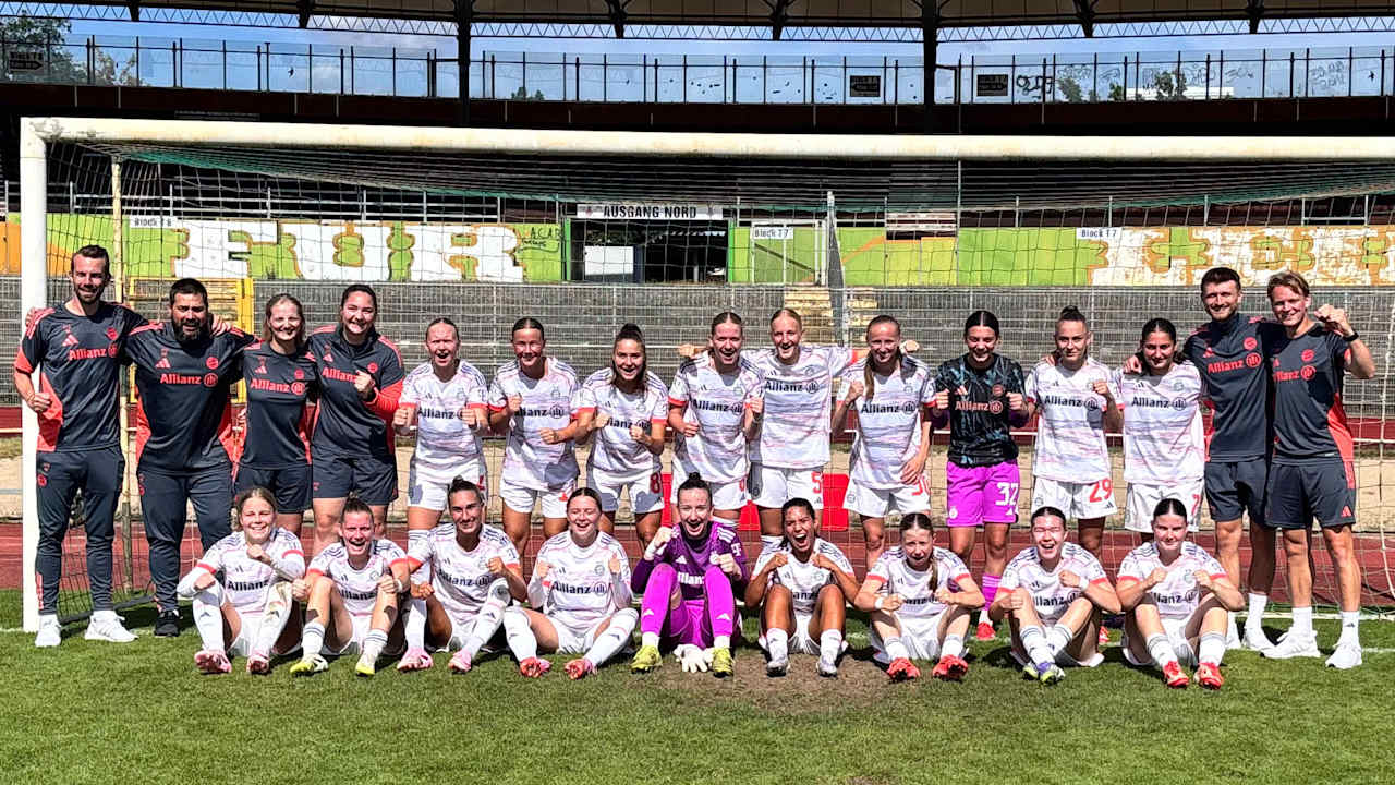 Teamfoto der FC Bayern Frauen II jubelnd vor dem Tor beim Auswärtssieg gegen Wolfsburg