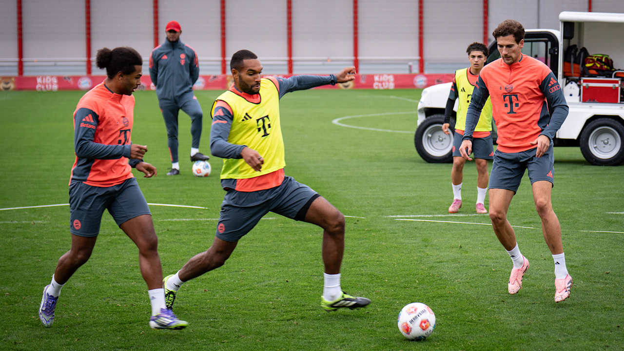Serge Gnabry, Jonathan Tah und Leon Goretzka im Training des FC Bayern