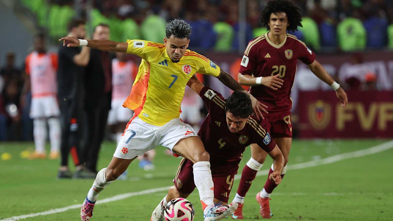 Luis Diaz setzt sich im Länderspiel Kolumbiens in Venezuela gegen einen Gegenspieler am Ball durch