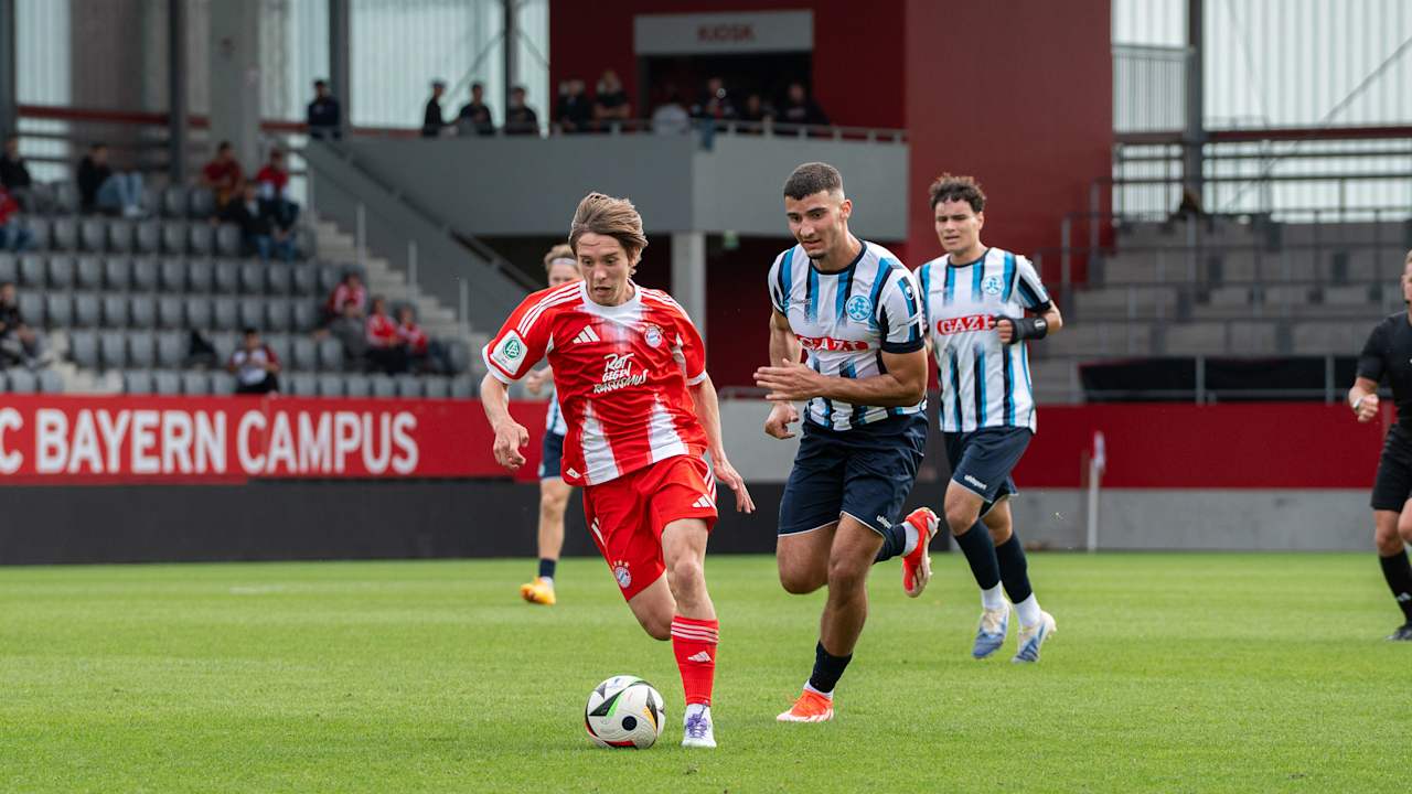 Bogdan Olychenko führt den Ball am Fuß.