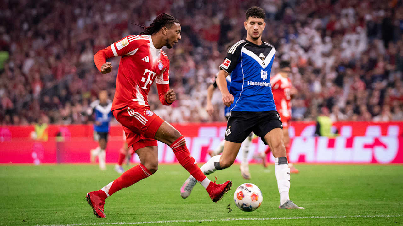 Michel Olise am Ball im Bundesliga-Spiel FC Bayern gegen Hamburger SV.