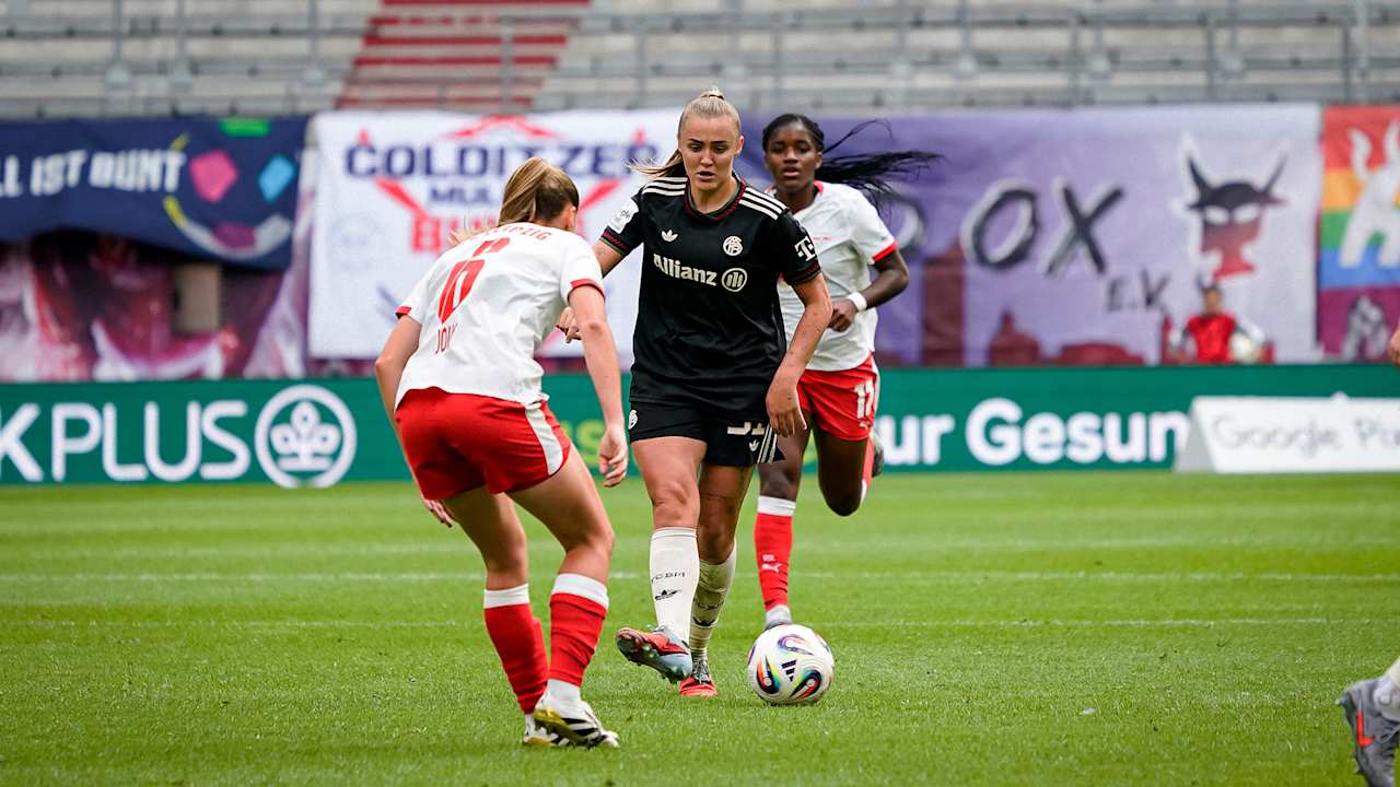 Georgia Stanway mit Ball am Fuß während des Auswärtsspiels der FC Bayern Frauen bei RB Leipzig im zweiten Spieltag der Frauen-Bundesliga