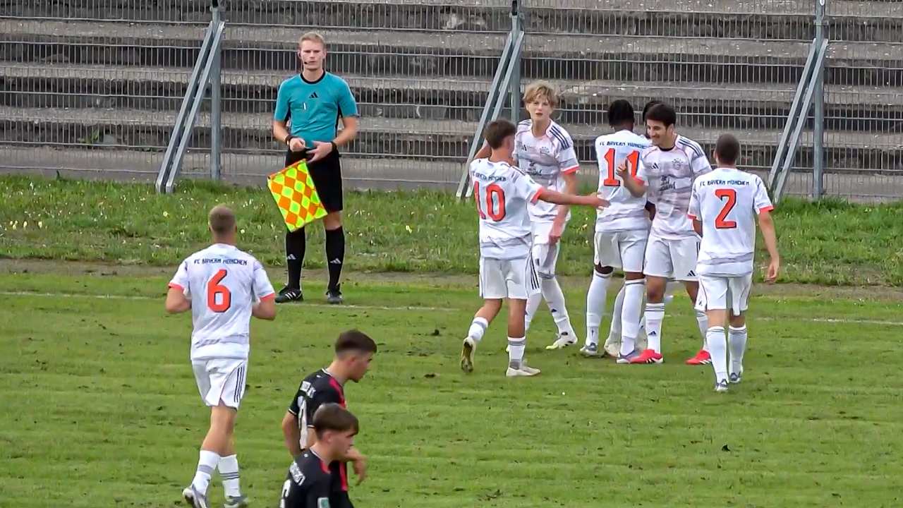 U17 jubelt nach einem Tor in Ingolstadt.