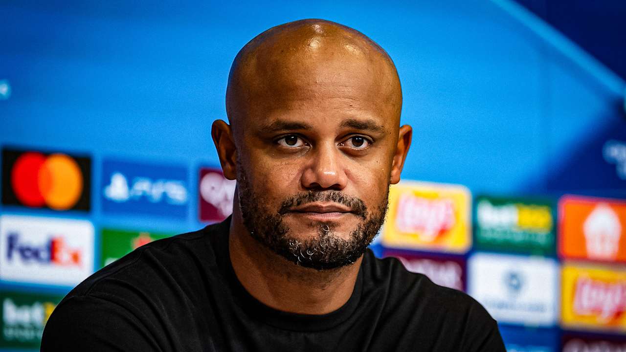 Vincent Kompany auf der Pressekonferenz nach dem Heimsieg des FC Bayern zum Auftakt in die Champions League gegen den FC Chelsea
