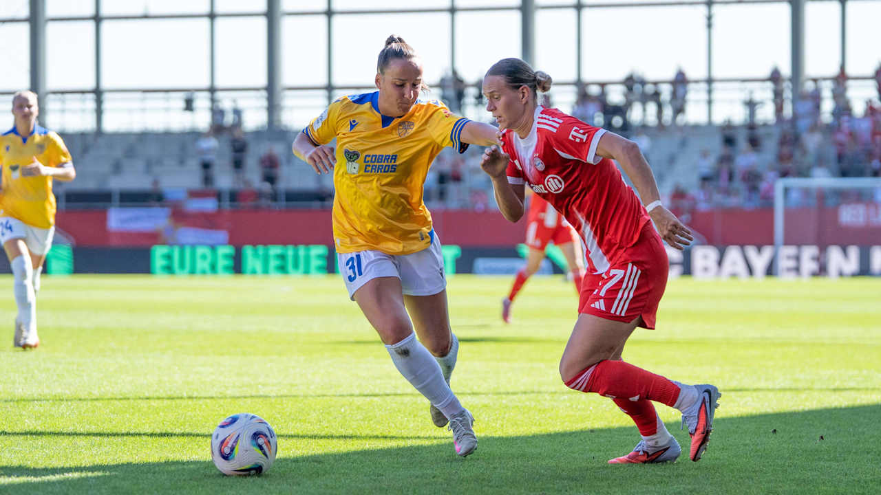 Klara Bühl im Zweikampf.