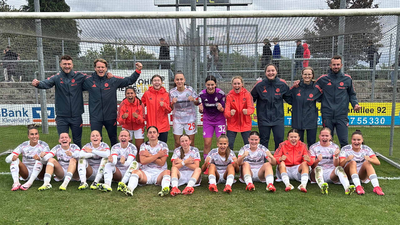 Die Zweite Mannschaft der FC Bayern Frauen bejubelt vor dem Tor ihren Auswärtssieg in Warbeyen.
